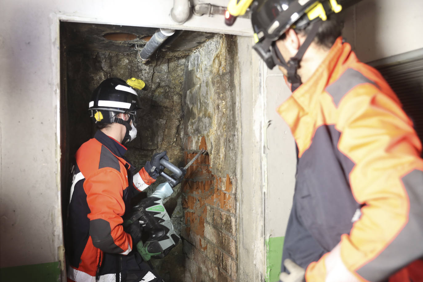 El acceso al pasadizo del refugio de Begoña, lleno de escombros