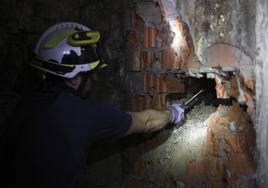 El acceso al pasadizo del refugio de Begoña, lleno de escombros