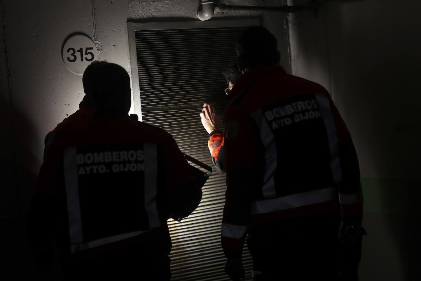 El acceso al pasadizo del refugio de Begoña, lleno de escombros