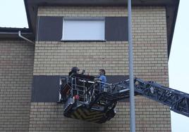 Maniobra de los bomberos de Gijón para sacar a una mujer inconsciente por la ventana