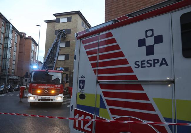 Maniobra de los bomberos de Gijón para sacar a una mujer inconsciente por la ventana.