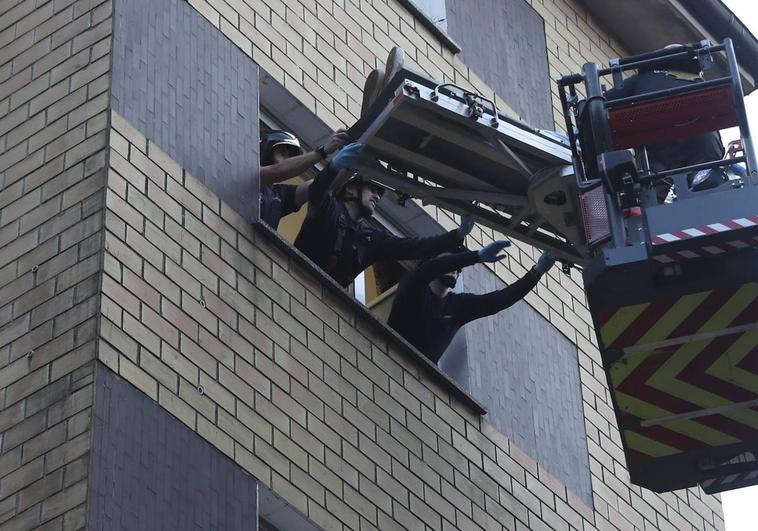 Labores de rescate de los bomberos de Gijón, en la calle La Mancha.