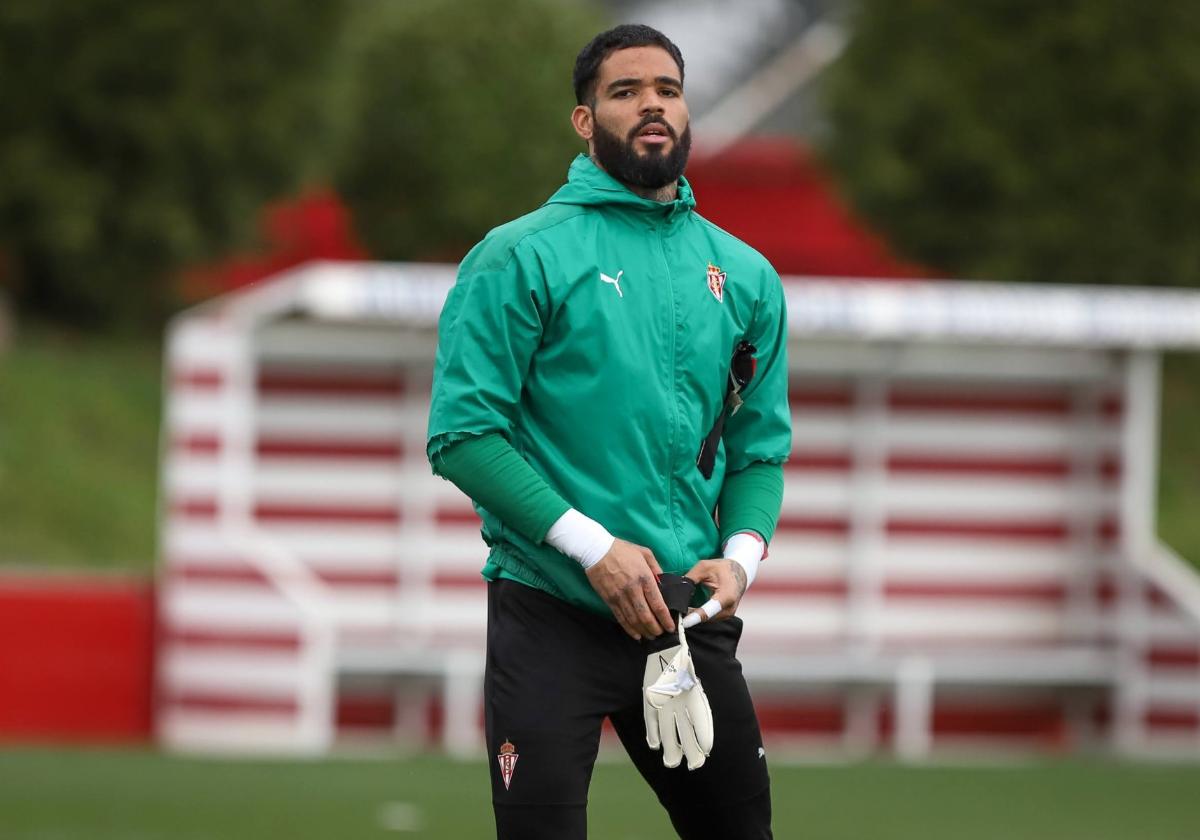 u Titular en el derbi.Christian Joel, en el entrenamiento de ayer, poniéndose los guantes.