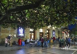 Las charangas hicieron cola ayer para conseguir las entradas del concurso que salen a la venta hoy a las 9.30 horas en la taquilla del Teatro Jovellanos.