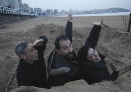 Carlos Dávila, Félix Corcuera y Ana Morán emergerán mañana de la arena de San Lorenzo transmutados en dromedarios.