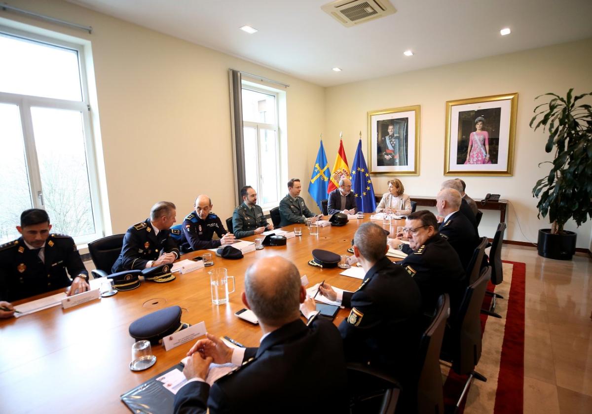 La delegada del Gobierno, Delia Losa, presidió ayer la reunión para coordinar la seguridad del derbi, junto representantes de los clubes y las fuerzas de seguridad del Estado.