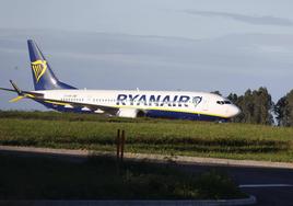Un avión de Ryanair en el Aeropuerto de Asturias.