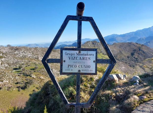 Cima del Cunio, adornada con una cruz instalada por el grupo de montaña piloñés Vízcares