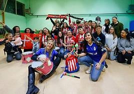 La familia Montero González, con camisetas del Real Oviedo, junto a sus compañeros de la charanga Kop'a Vino.
