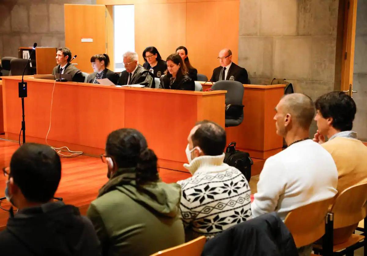 Un momento durante la primera sesión del juicio celebrada este lunes por la muerte de una niña en el río Cares en el año 2020.