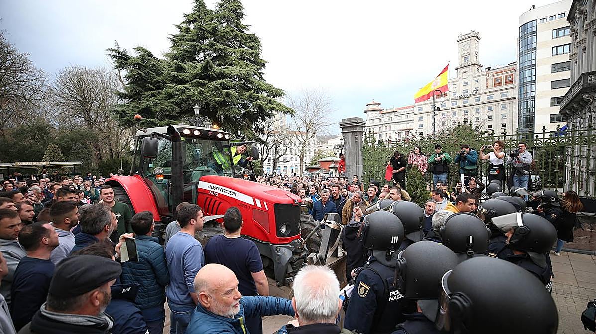 Agricultores y ganaderos toman Oviedo con sus tractores y reclaman «un futuro digno»