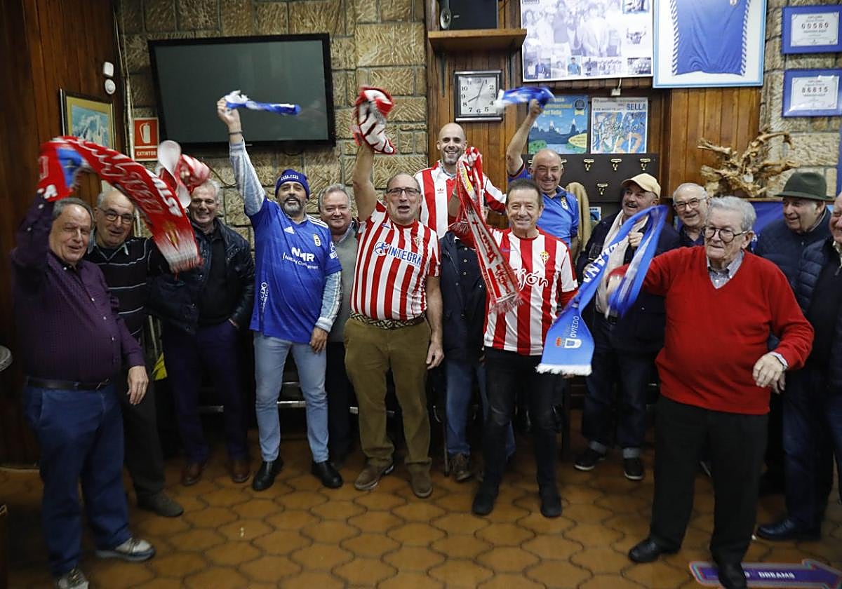 tIntegrantes de ambas peñas, en las letras de Ribadesella.