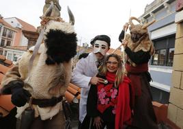 Los mazcaritos presentaron el cortejo ayer junto a la edil de Festejos.