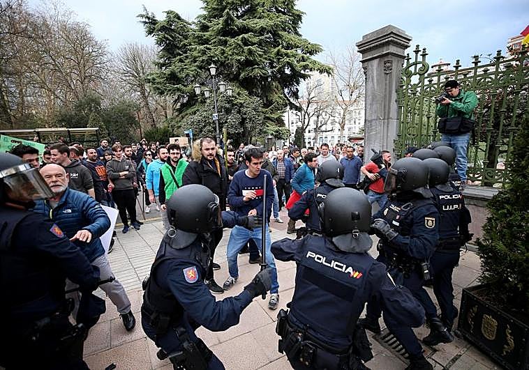 Algunos ganaderos fueron rechazados en dos ocasiones por los antidisturbios, al intentar acceder a la pequeña plaza entre la Junta General y el palacio de Presidencia.