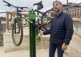 Gerardo Fabián, junto al nuevo punto de mantenimiento de bicicletas.