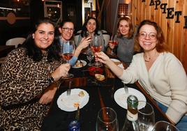 Sara, Laura, Begoña, Elsa y Carmen, en La Divina Commedia celebrando comadres. FOTOS: ARNALDO GARCÍA