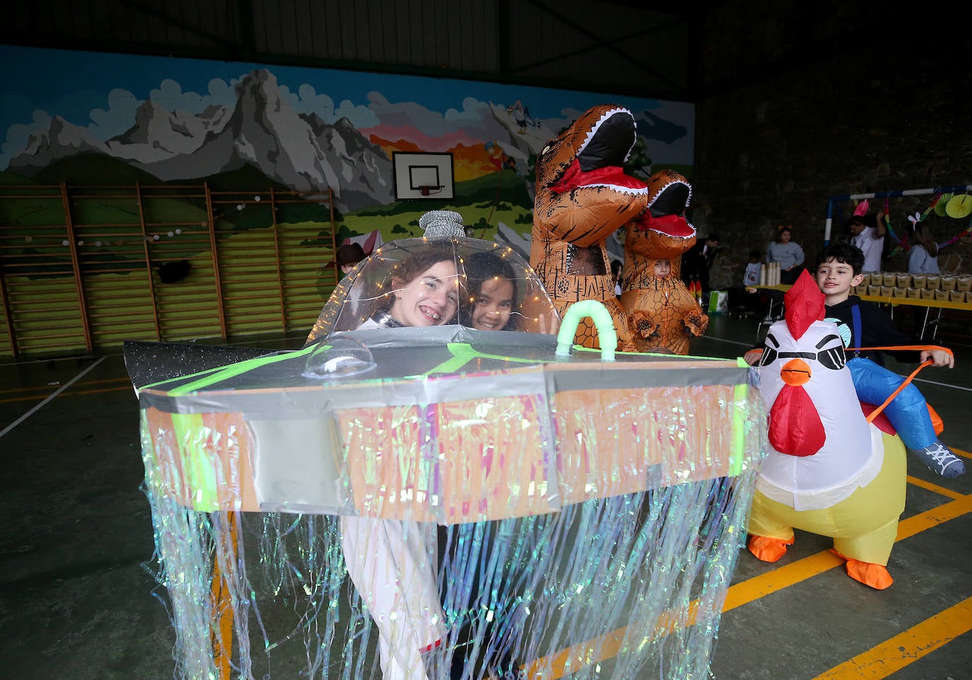 Fiesta carnavalera en los coles de Oviedo