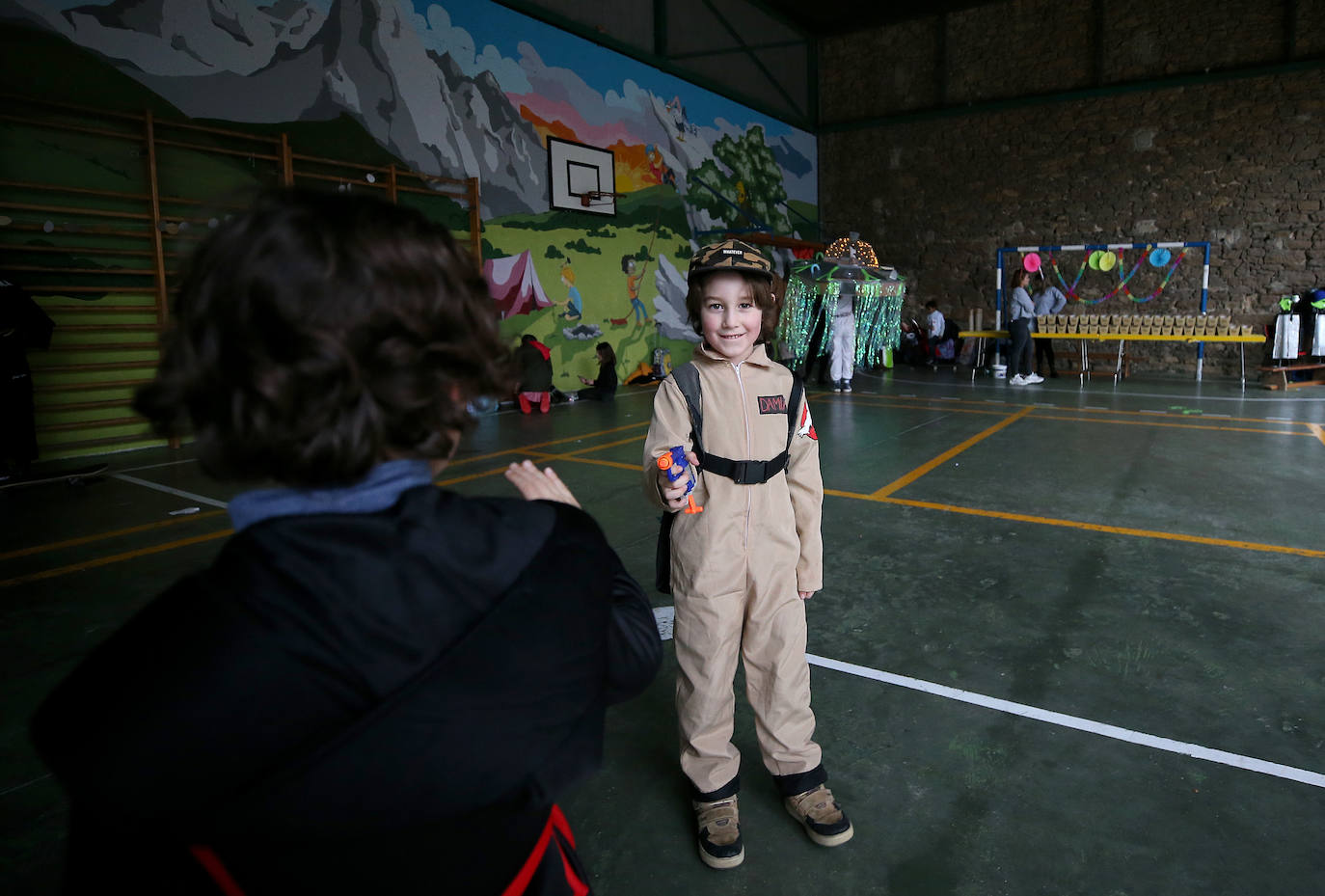 Fiesta carnavalera en los coles de Oviedo