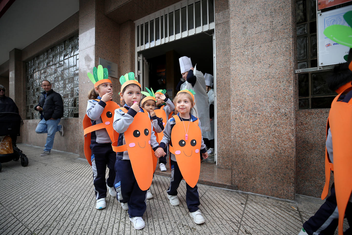 Fiesta carnavalera en los coles de Oviedo