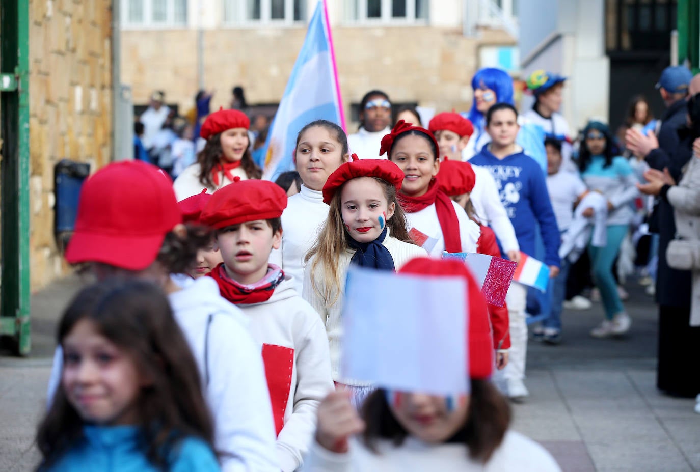 Fiesta carnavalera en los coles de Oviedo