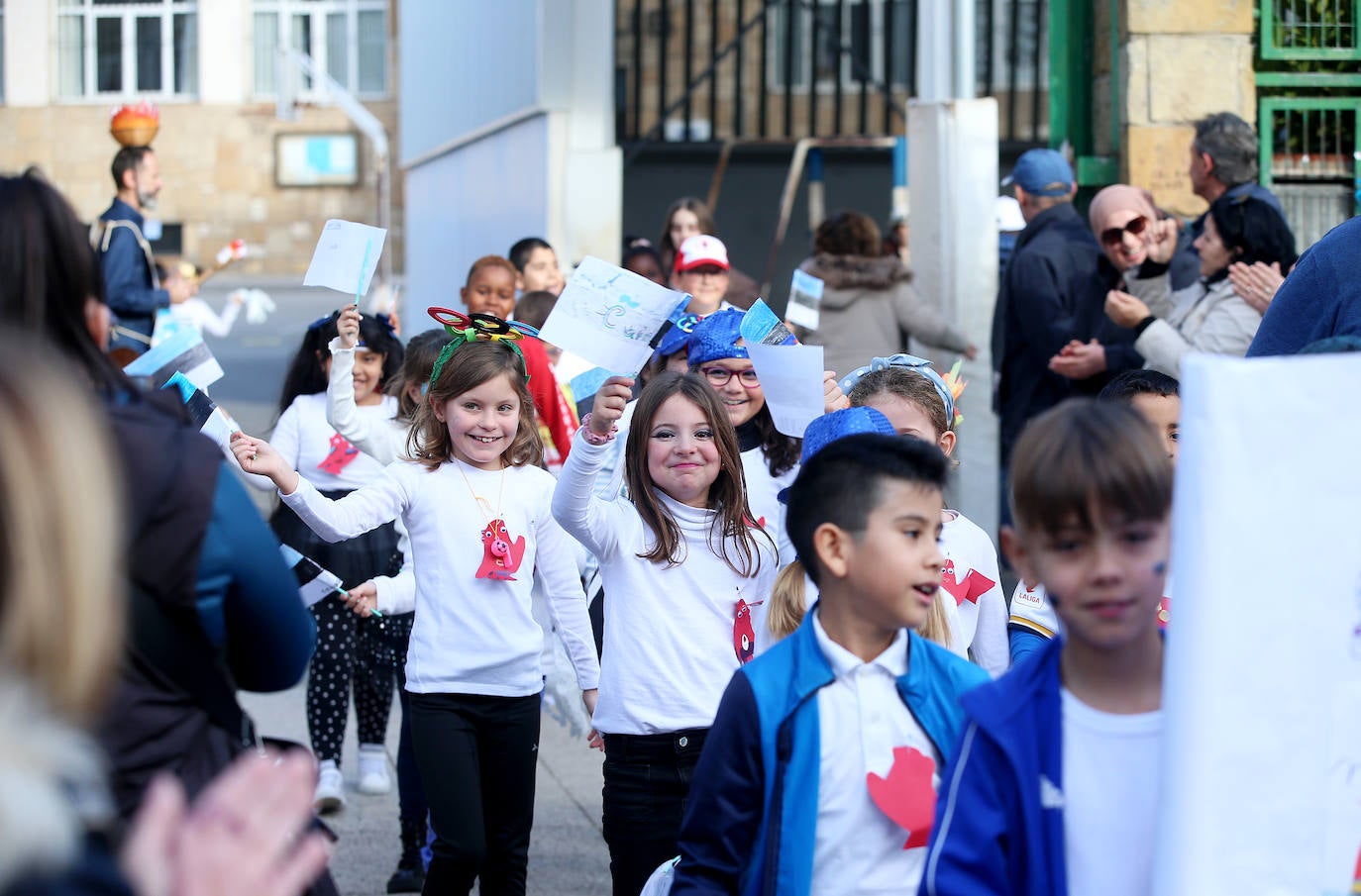 Fiesta carnavalera en los coles de Oviedo