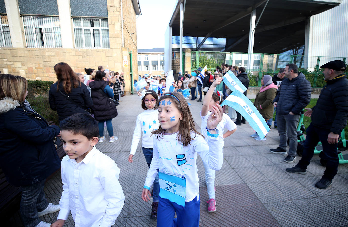 Fiesta carnavalera en los coles de Oviedo