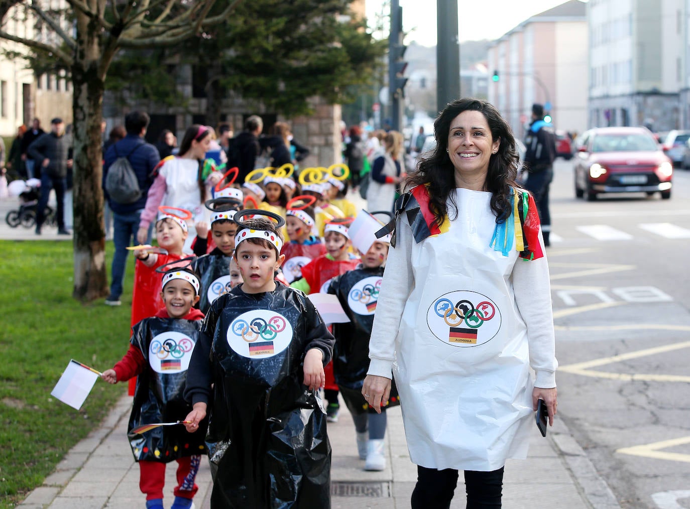 Fiesta carnavalera en los coles de Oviedo