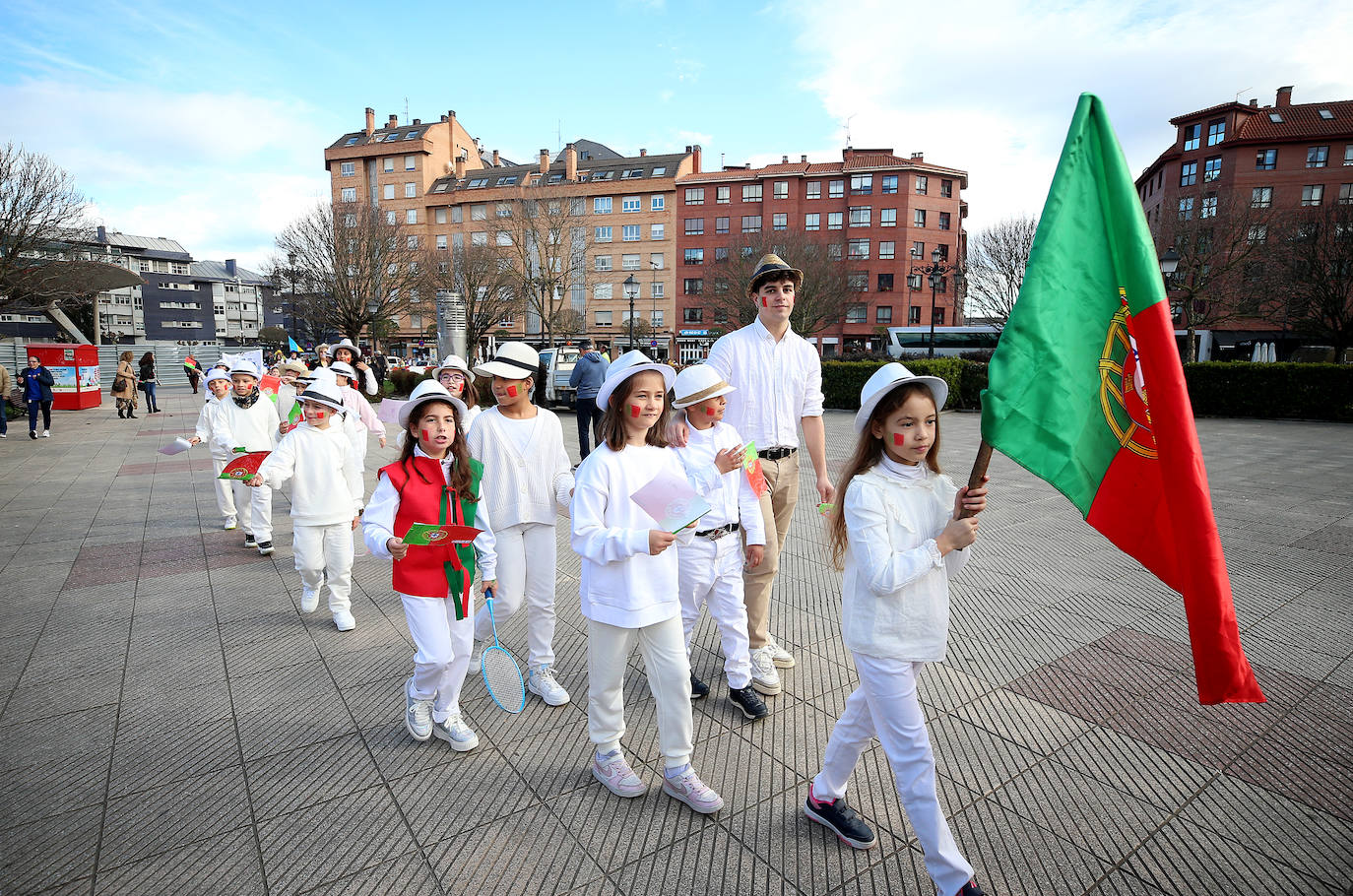 Fiesta carnavalera en los coles de Oviedo