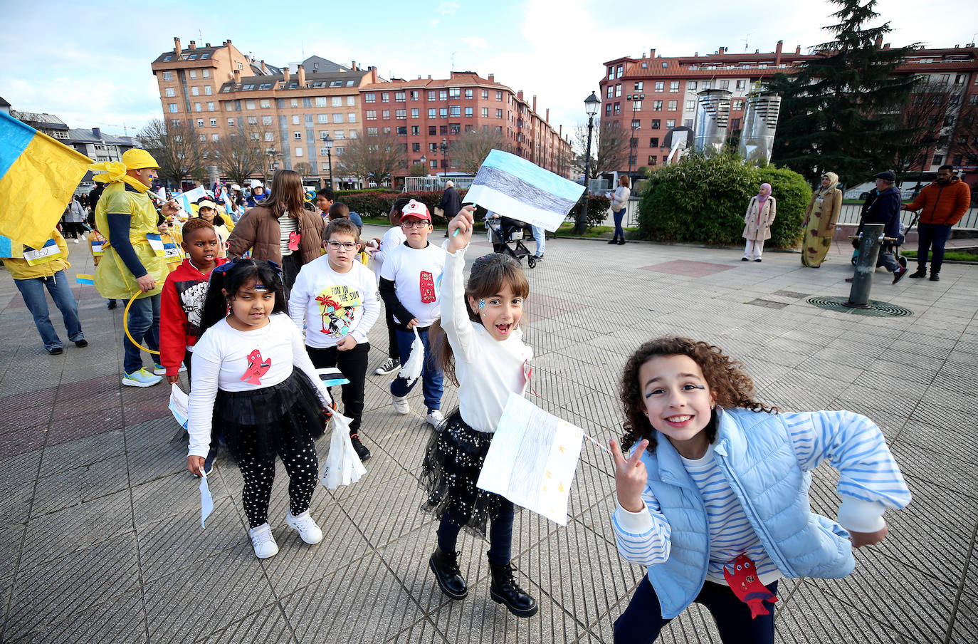 Fiesta carnavalera en los coles de Oviedo