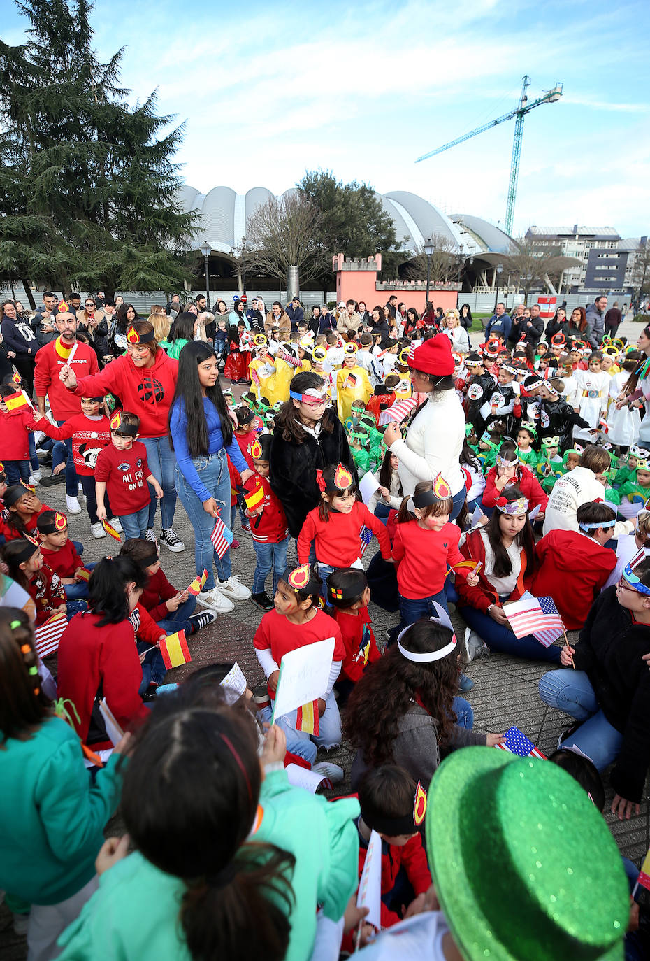 Fiesta carnavalera en los coles de Oviedo