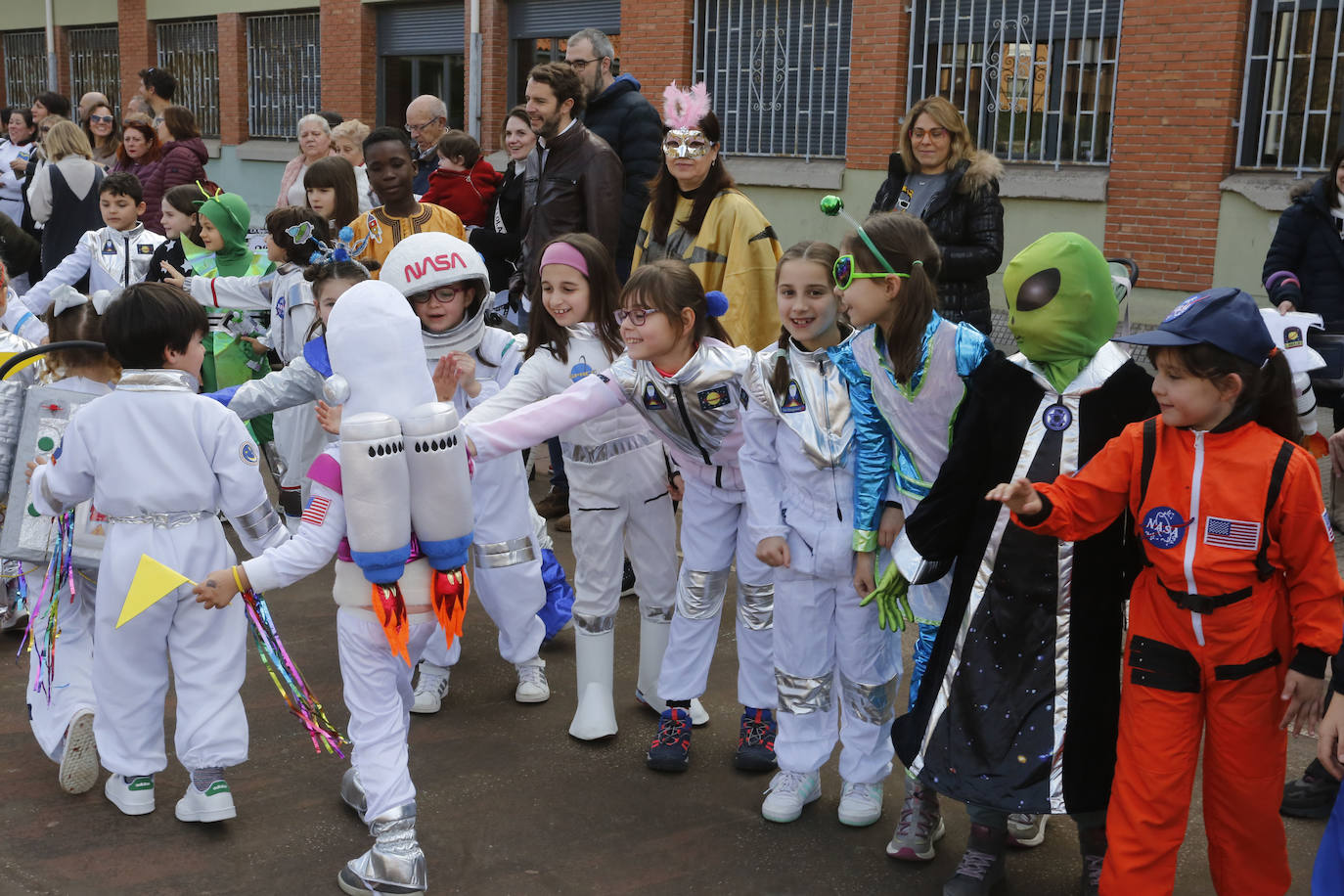 La fantasía del antroxu inunda los colegios de Gijón