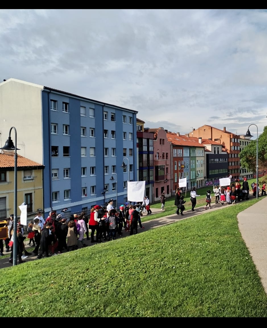 La fantasía del antroxu inunda los colegios de Gijón