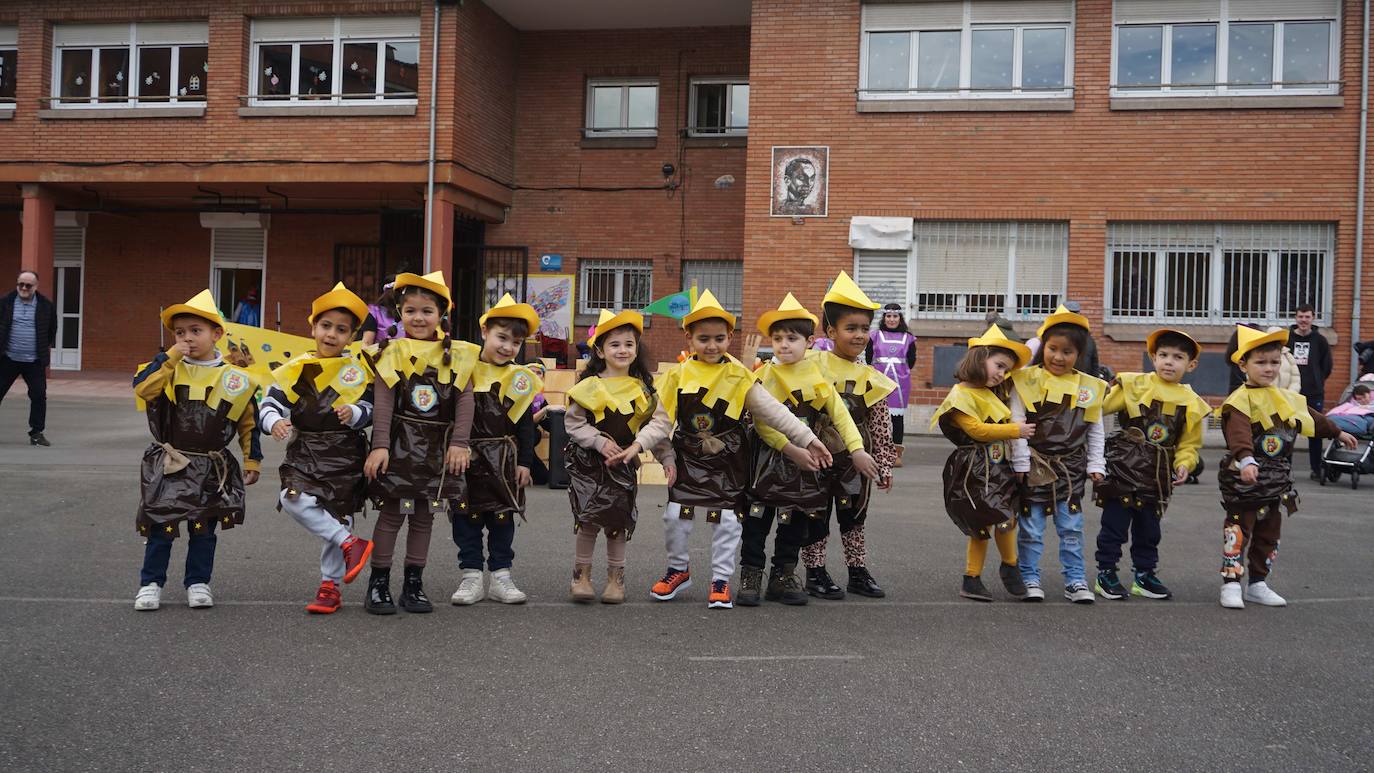 La fantasía del antroxu inunda los colegios de Gijón