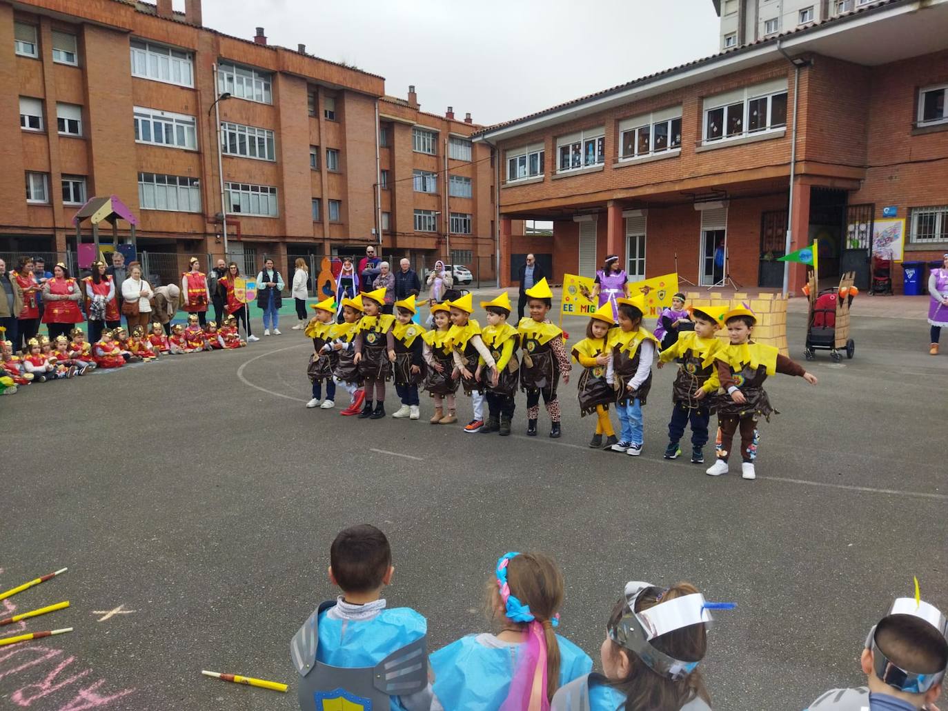 La fantasía del antroxu inunda los colegios de Gijón