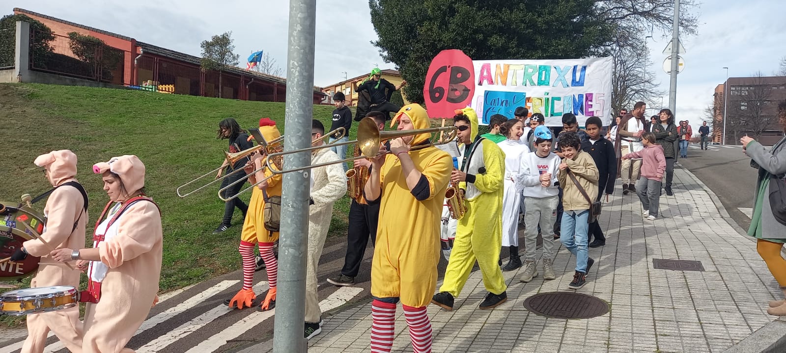 La fantasía del antroxu inunda los colegios de Gijón