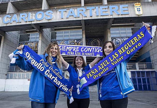 Isabel Tuero, María Álvarez y Noemí García posan delante del Carlos Tartiere.