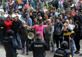 Tractores en las calles de Oviedo a primera hora de este viernes.