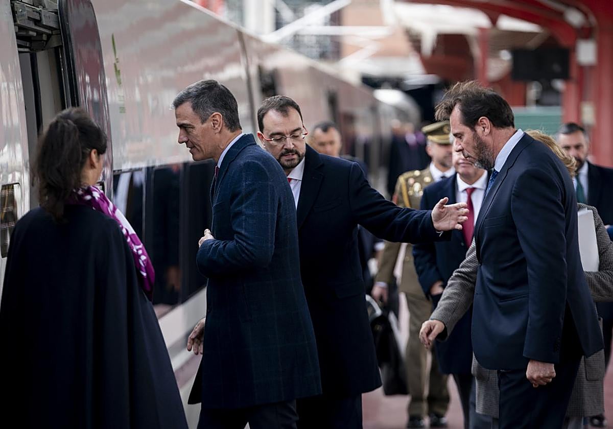 El presidente del Gobierno, Pedro Sánchez, el ministro de Transportes, Óscar Puente y el presidente del Principado, Adrián Barbón, antes de subirse al tren inaugural de la variante de Pajares, en noviembre.