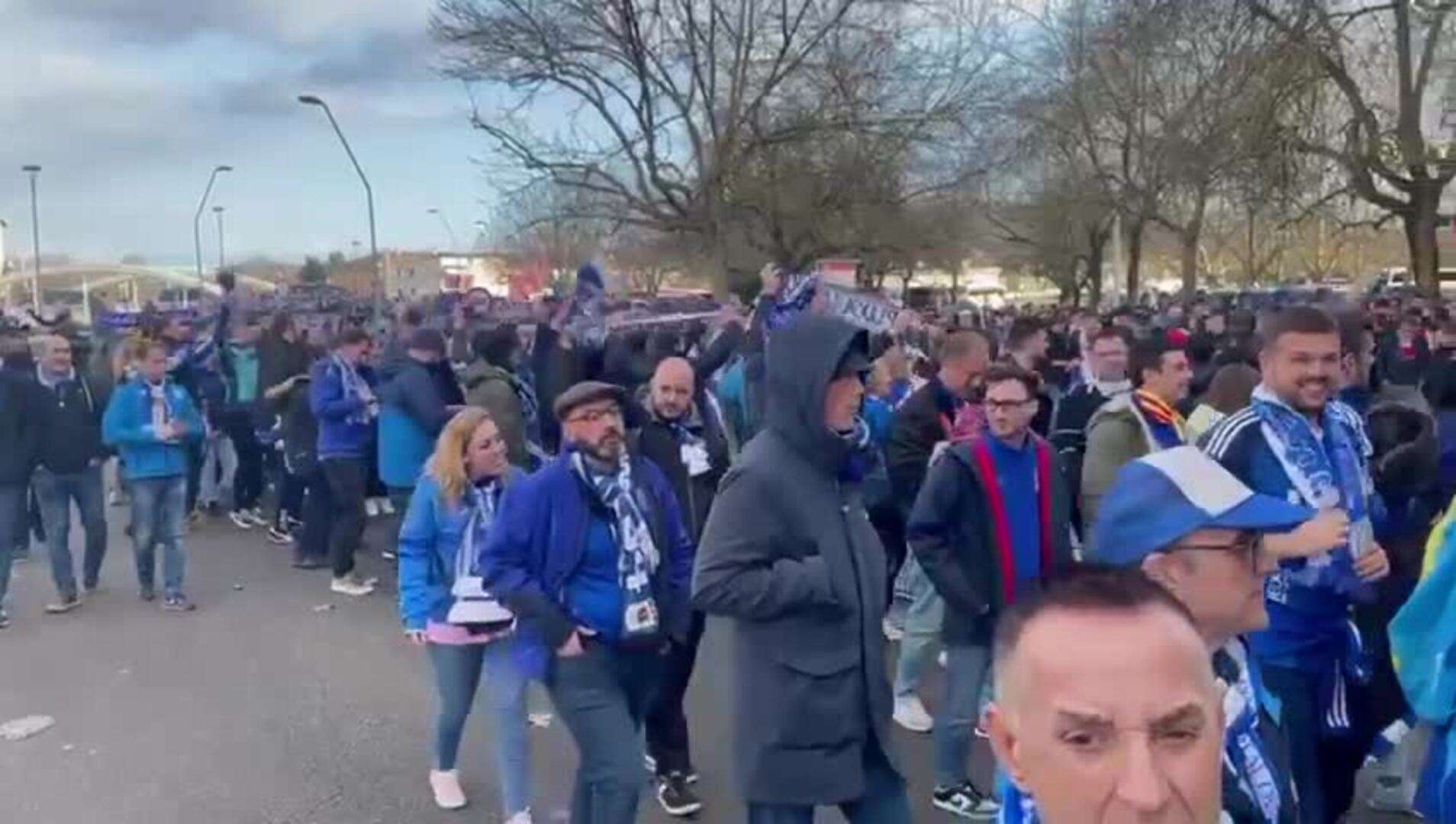 Llegada de la afición del Oviedo para el partido frente al Sporting