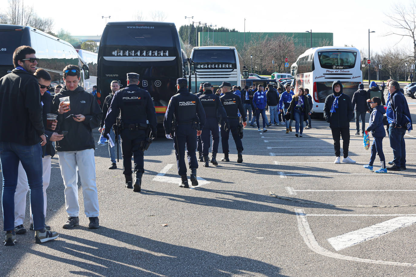 Explosión de júbilo de los aficionados del Oviedo para despedir a su equipo antes del derbi