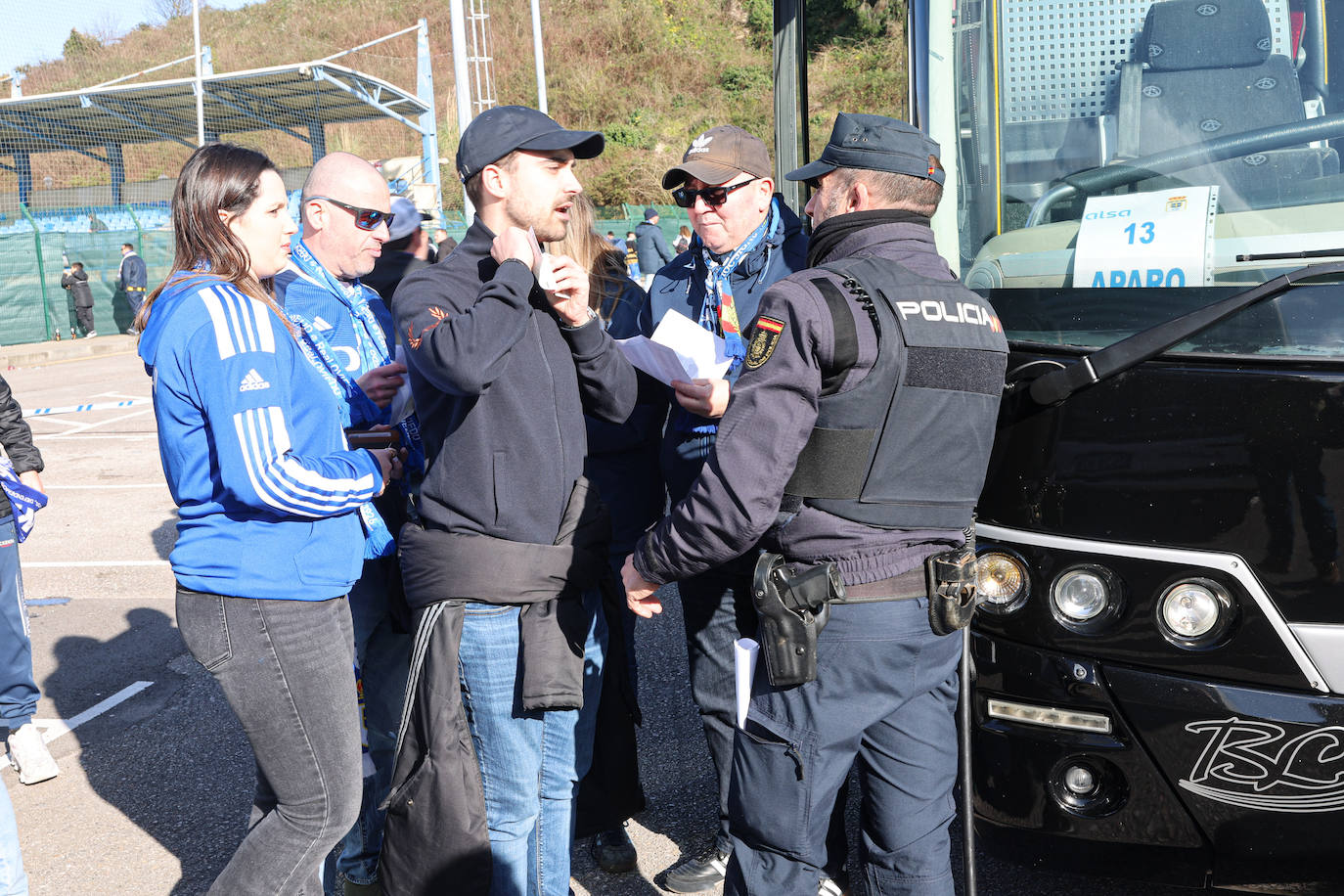 Explosión de júbilo de los aficionados del Oviedo para despedir a su equipo antes del derbi