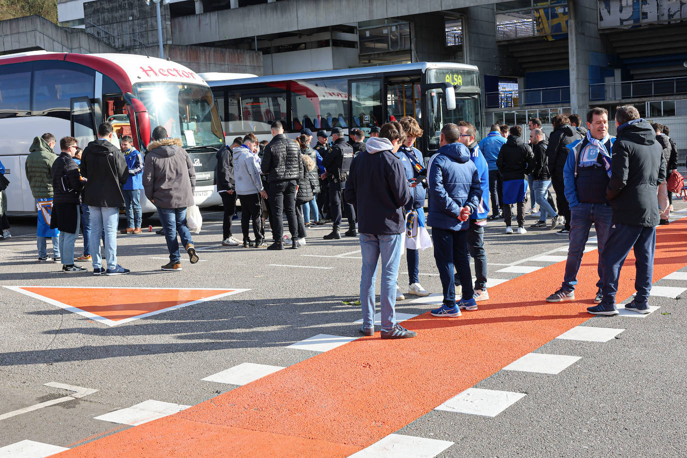 Explosión de júbilo de los aficionados del Oviedo para despedir a su equipo antes del derbi