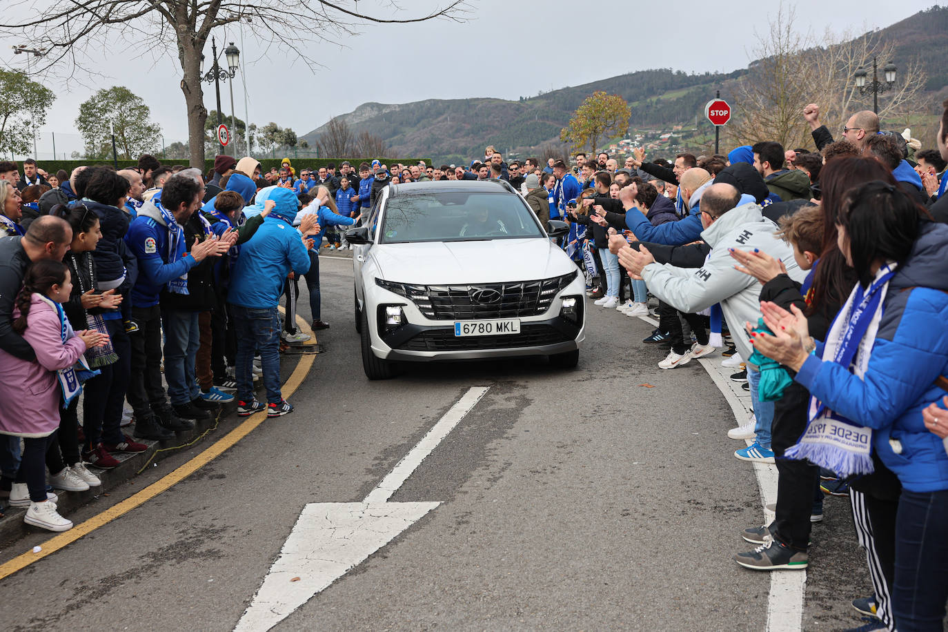 Explosión de júbilo de los aficionados del Oviedo para despedir a su equipo antes del derbi