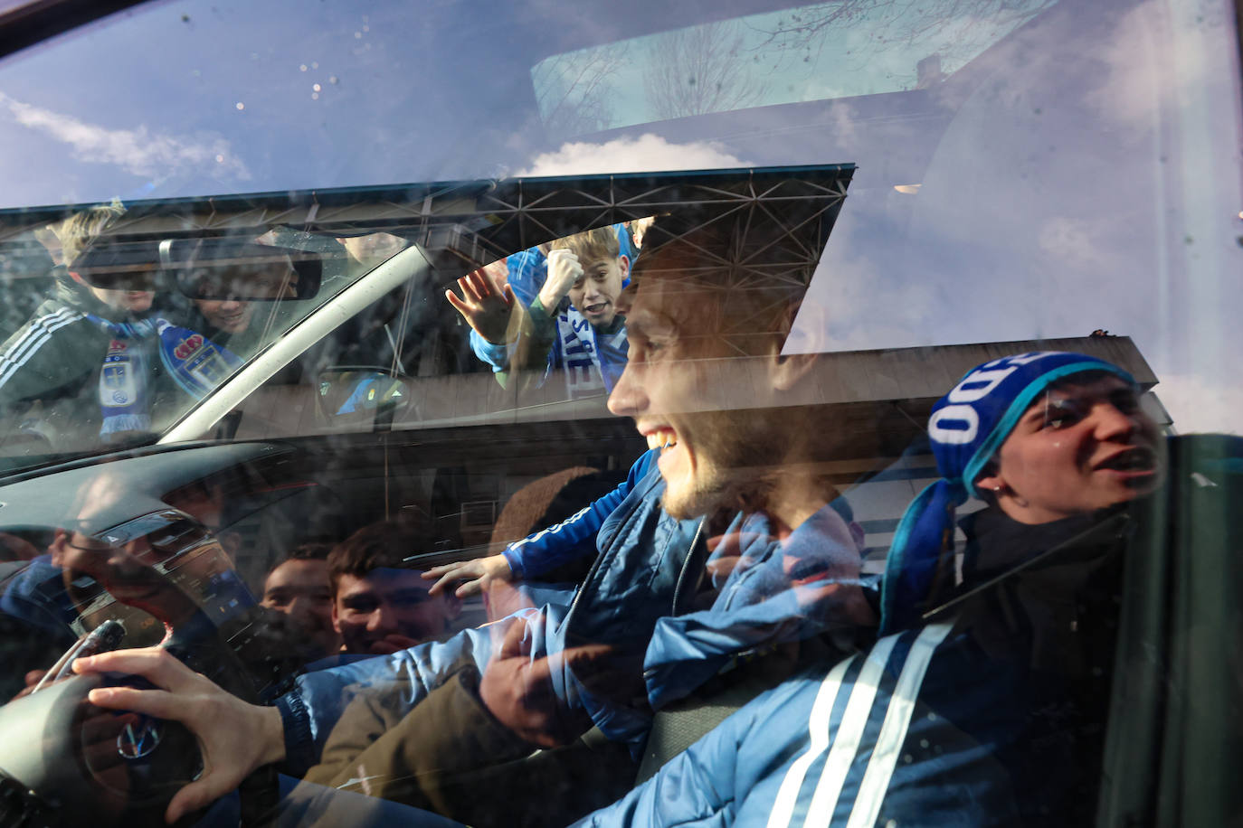 Explosión de júbilo de los aficionados del Oviedo para despedir a su equipo antes del derbi