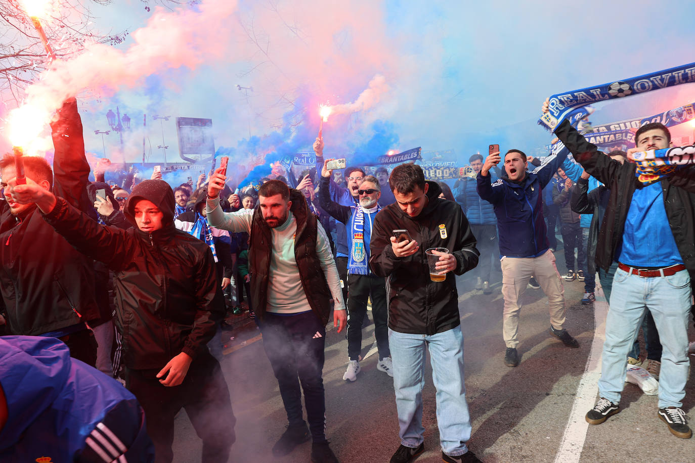 Explosión de júbilo de los aficionados del Oviedo para despedir a su equipo antes del derbi