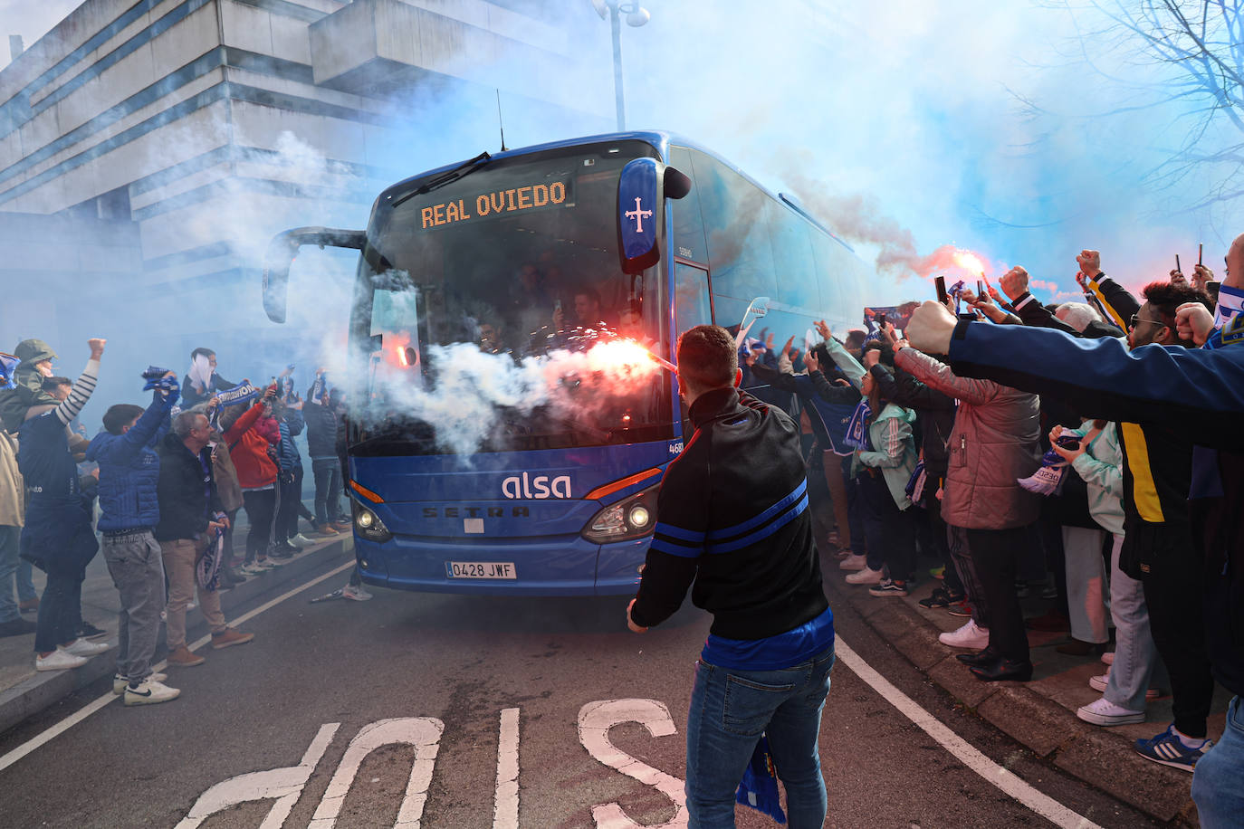 Explosión de júbilo de los aficionados del Oviedo para despedir a su equipo antes del derbi