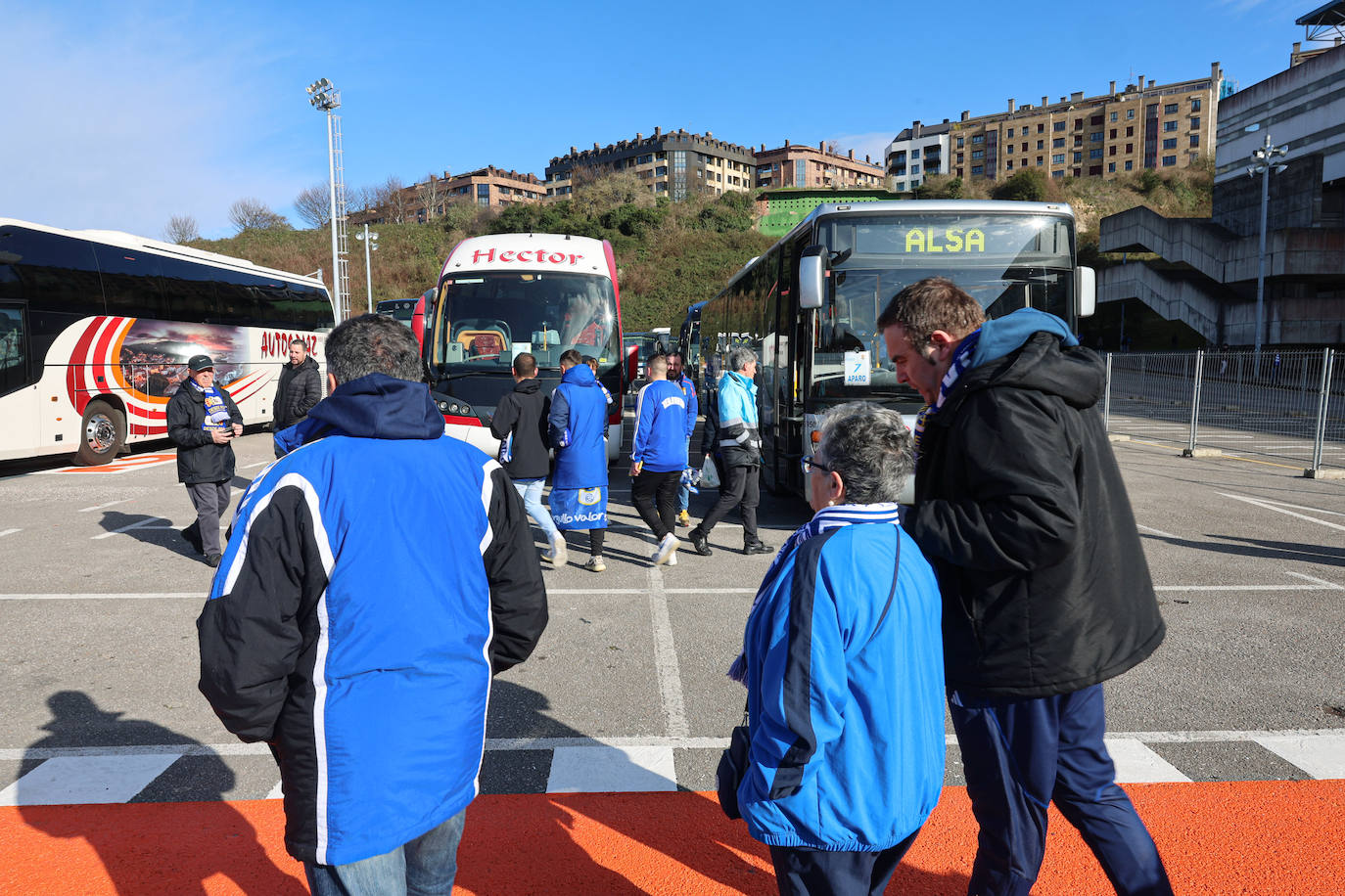 Explosión de júbilo de los aficionados del Oviedo para despedir a su equipo antes del derbi