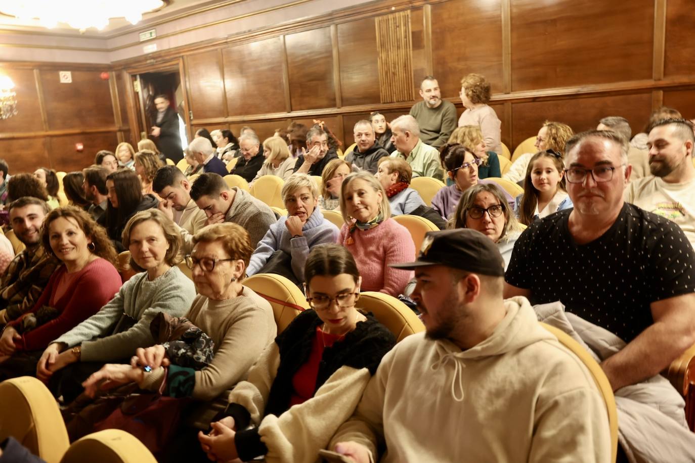 Las charangas llenan de alegría el Teatro Jovellanos