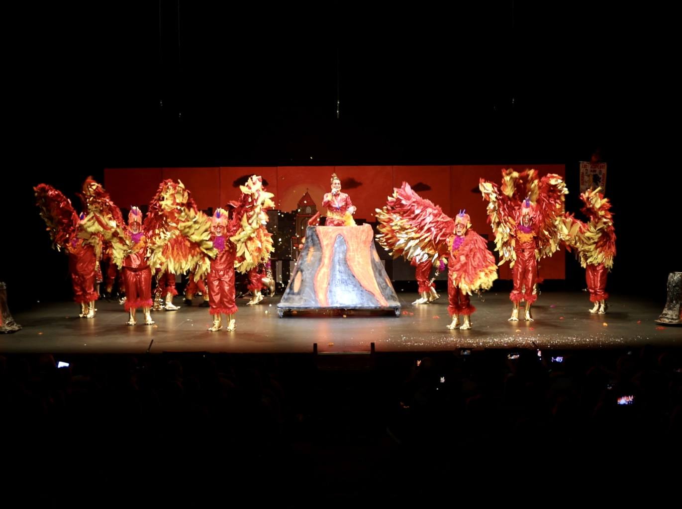 Las charangas llenan de alegría el Teatro Jovellanos