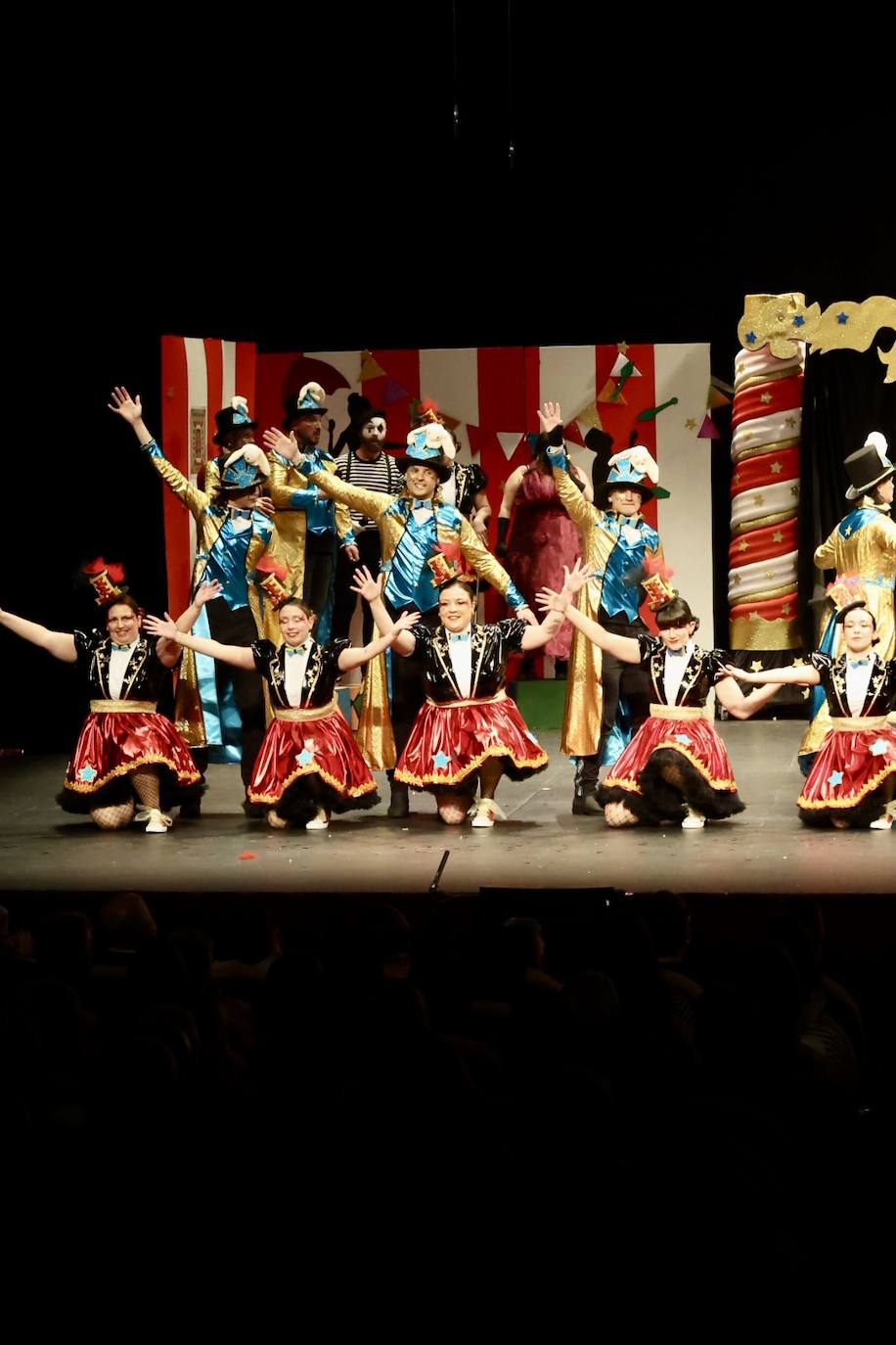 Las charangas llenan de alegría el Teatro Jovellanos